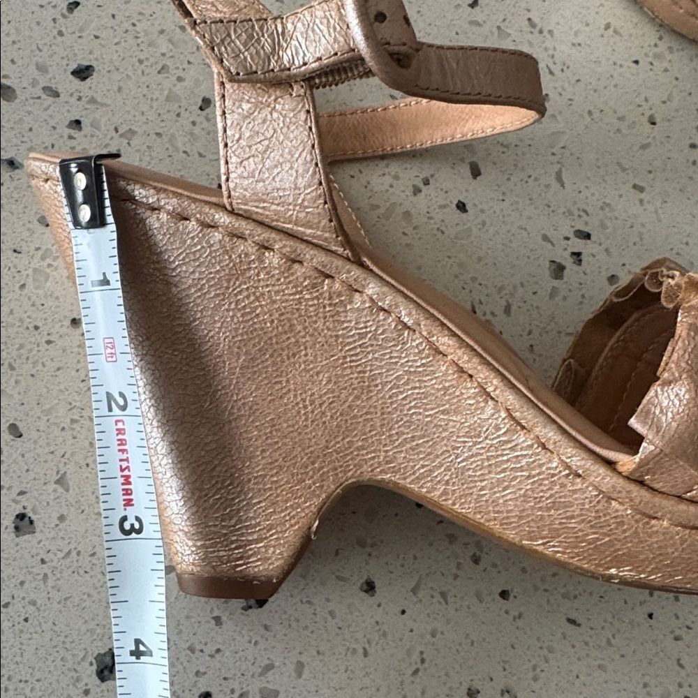 Born Elegant Metallic Tan Leather Wedge Sandals Slingback Comfort Shoes Size 7M - Picture 6 of 12